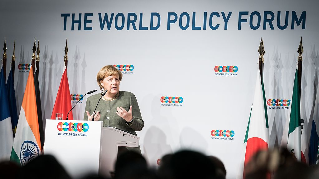Bundeskanzlerin Angela Merkel steht hinter einem Rednerpult beim Global Solution Summit.