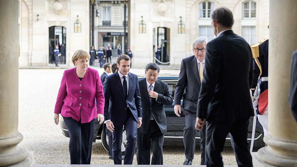 Bundeskanzlerin Angela Merkel geht neben Emmanuel Macron, Frankreichs Präsident, Xi Jinping, Chinas Staatspräsident, und Jean-Claude Juncker, Präsident der Europäischen Kommission.