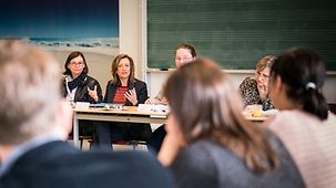 Die stellvertretende Regierungssprecherin Ulrike Demmer an der Beruflichen Schule für Sozialwesen in Berlin-Pankow