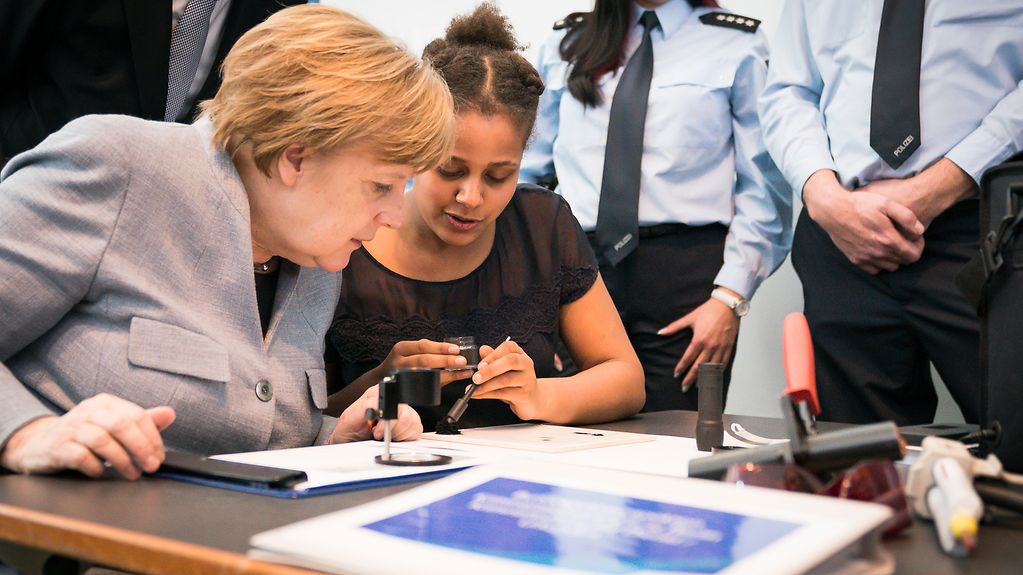 Bundeskanzlerin Angela Merkel beim Girls Day am Stand der Polizei.