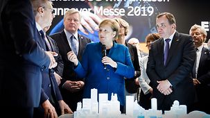 Bundeskanzlerin Angela Merkel beim Rundgang über die Hannover Messe am Stand von Ericsson..