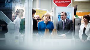 Bundeskanzlerin Angela Merkel und Schwedens Ministerpräsident Stefan Löfven beim Rundgang über die Hannover Messe.