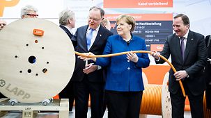 Bundeskanzlerin Angela Merkel beim Rundgang über die Hannover Messe am Stand von LAPP.