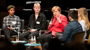 Bundeskanzlerin Angela Merkel beim EU-Projekttag im Thomas-Mann-Gymnasium.
