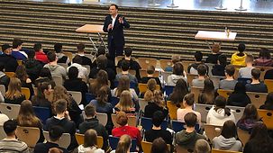 Bundesgesundheitsminister Jens Spahn diskutiert mit Schülerinnen und Schülern