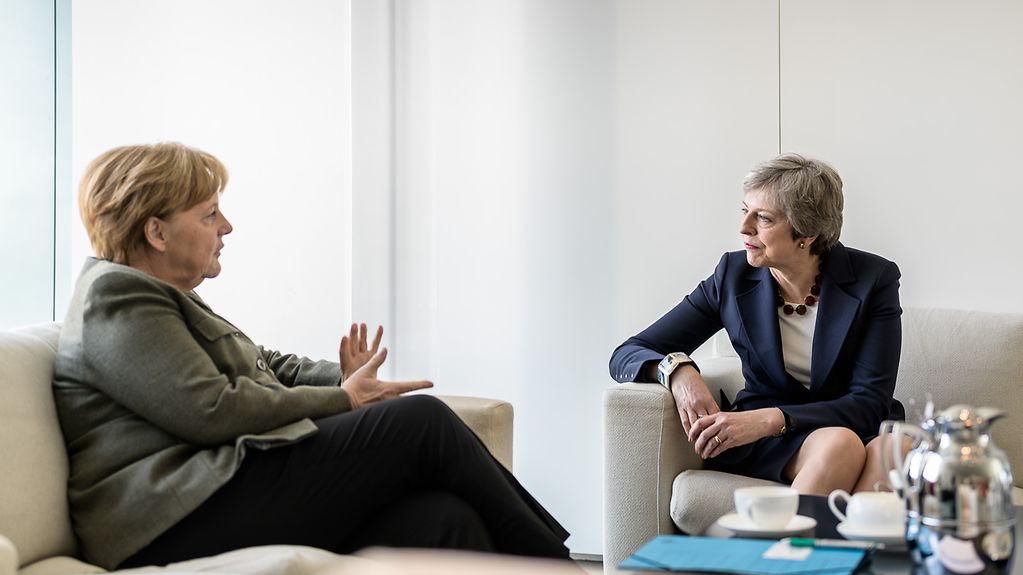 Bundeskanzlerin Angela Merkel im Gespräch mit Großbritanniens Premierministerin Theresa May. 