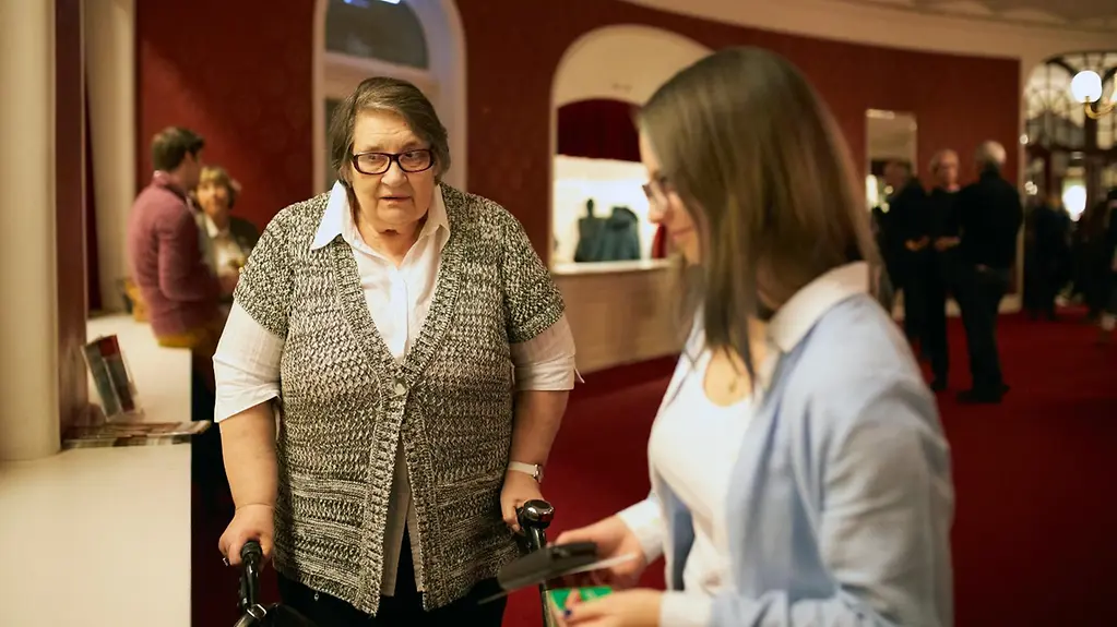 Rentnerin Ingrid Rieper und die Schülerin Julia Bielecki beim gemeinsamen Theaterbesuch