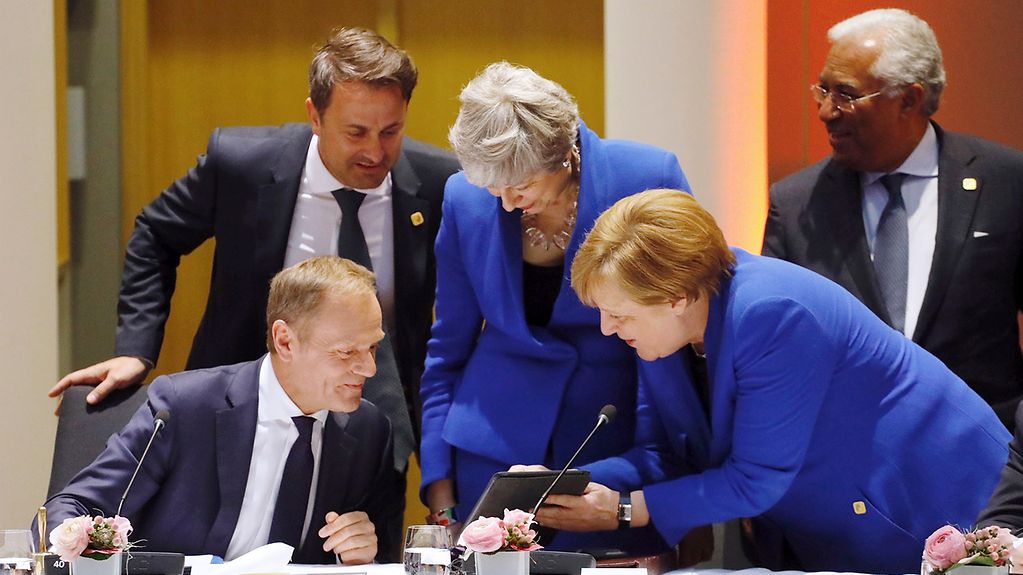 Bundeskanzlerin Angela Merkel im Gespräch mit Donald Tusk, Präsident des Europäischen Rates, und Großbritanniens Premierministerin Theresa May.
