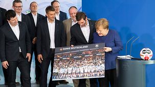Bundeskanzlerin Angela Merkel empfängt die deutsche Handball-Nationalmannschaft.