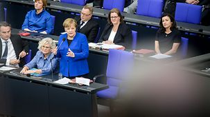 Bundeskanzlerin Angela Merkel nimmt im Bundestag Stellung zu den Fragen der Abgeordneten.