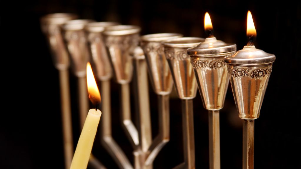 Die Kerzen des neunarmigen Chanukka-Leuchters werden zum jüdischen Lichterfest entzündet.