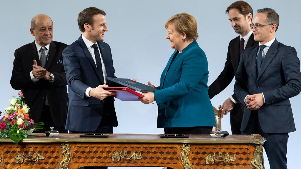 Bundeskanzlerin Merkel und Frankreichs Präsident Macron bei der Vertragsunterzeichnung