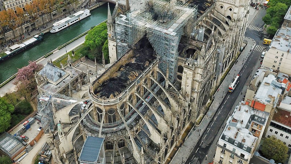 Luftbildaufnahme der ausgebrannten Kathedrale Notre-Dame in Paris.