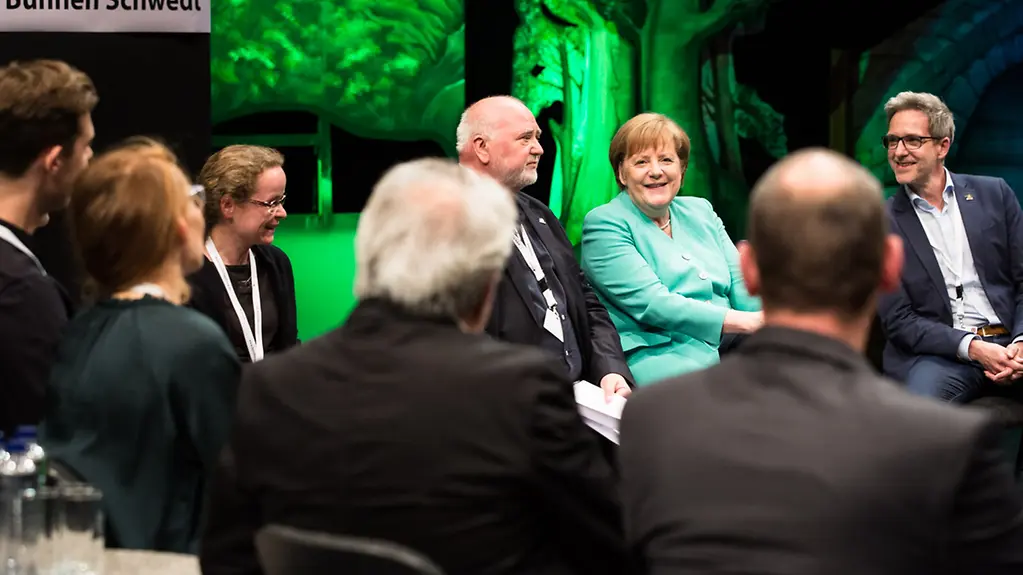 Die Kanzlerin tauschte sich mit Mitgliedern der Uckermärkischen Bühne Schwedt aus.