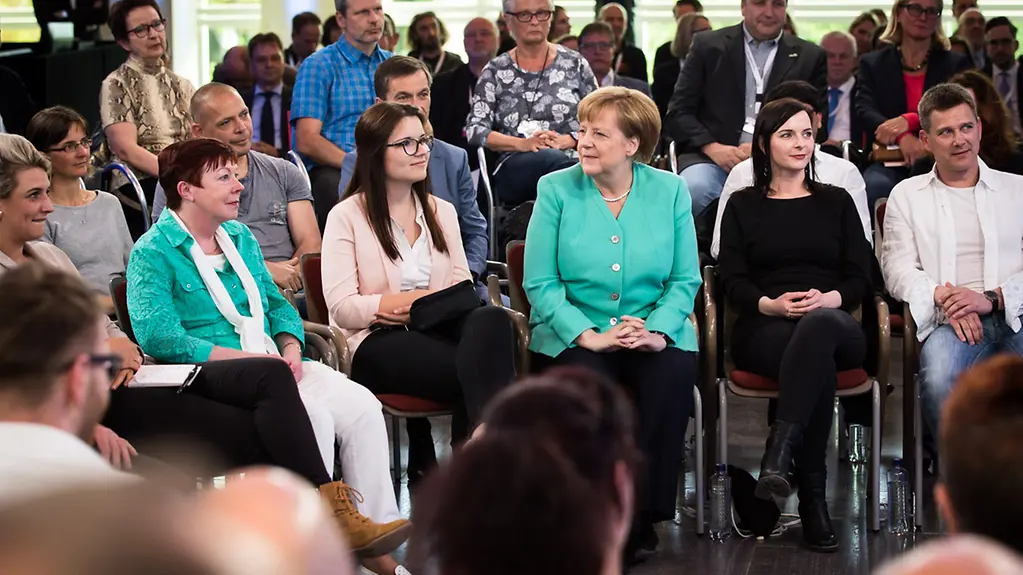 Bundeskanzlerin Merkel stellt in Schwedt den Fragen der Bürgerinnen und Bürger.