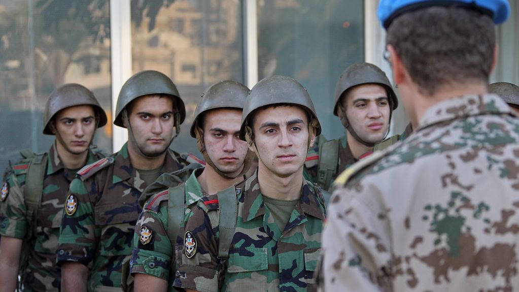 Soldat der Deutschen Marine bildet libanesische Soldaten aus.