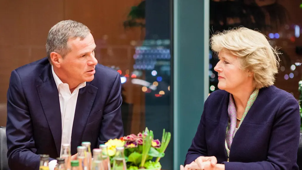 Georg Mascolo (li.) und Staatsministerin Monika Grütters beim Interview im Büro 