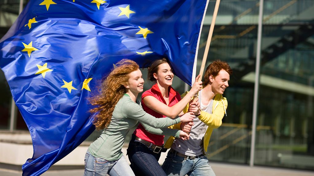 Jugendliche mit Europafahne