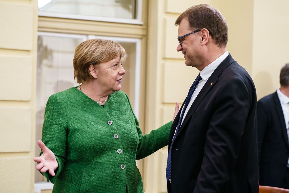 Bundeskanzlerin Angela Merkel im Gespräch mit Finnlands Ministerpräsident Juha Sipilä bei einem Treffen des Europäischen Rates in Sibiu