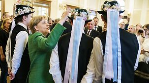 Bundeskanzlerin Angela Merkel bei einem Treffen mit einer deutschen Minderheit in Sibiu.