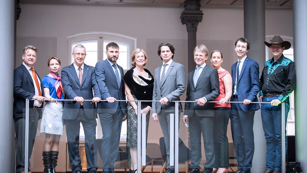 Die neun Preisträger und der Präsident der Humboldt-Stiftung, Hans-Christian Pape (4.v.r.).