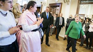 Bundeskanzlerin Angela Merkel geht neben Rumäniens Präsident Klaus Johannis in Sibiu.