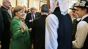 Bundeskanzlerin Angela Merkel bei einem Treffen mit einer deutschen Minderheit in Sibiu.