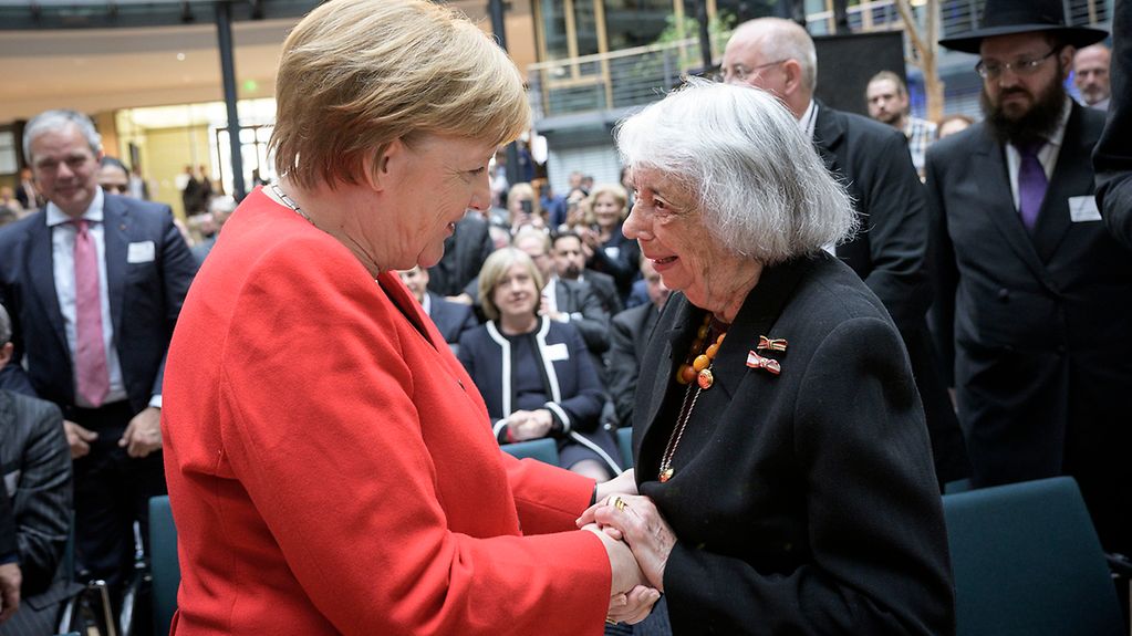 Bundeskanzlerin Angela Merkel und Margot Friedländer
