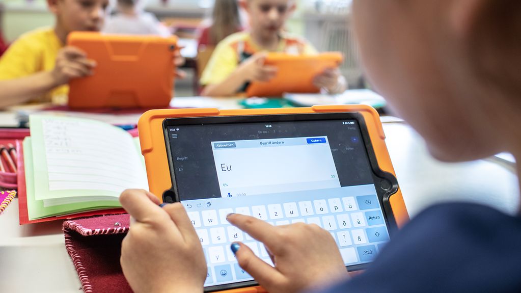 Grundschüler arbeiten in der Grundschule Offenstetten mit Tablets
