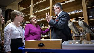 Bundeskanzlerin Angela Merkel beim Besuch im Naturkundemuseum im Gespräch mit Museumsleiter Johannes Vogel.