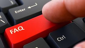 Finger drückt rote Taste FAQ - Häufig gestellte Fragen - auf schwarzem Tastaturhintergrund