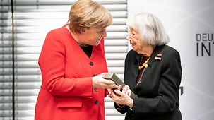 Bundeskanzlerin Angela Merkel mit Margot Friedländer bei einer Festveranstaltung der Deutschlandstiftung Integration.