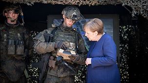 Bundeskanzlerin Angela Merkel beim Besuch des Verbandes Very High Readiness Joint Task Force Land (VJTF L) in Munster.