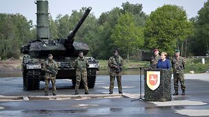 Bundeskanzlerin Angela Merkel beim Besuch des Verbandes Very High Readiness Joint Task Force Land (VJTF L) in Munster.