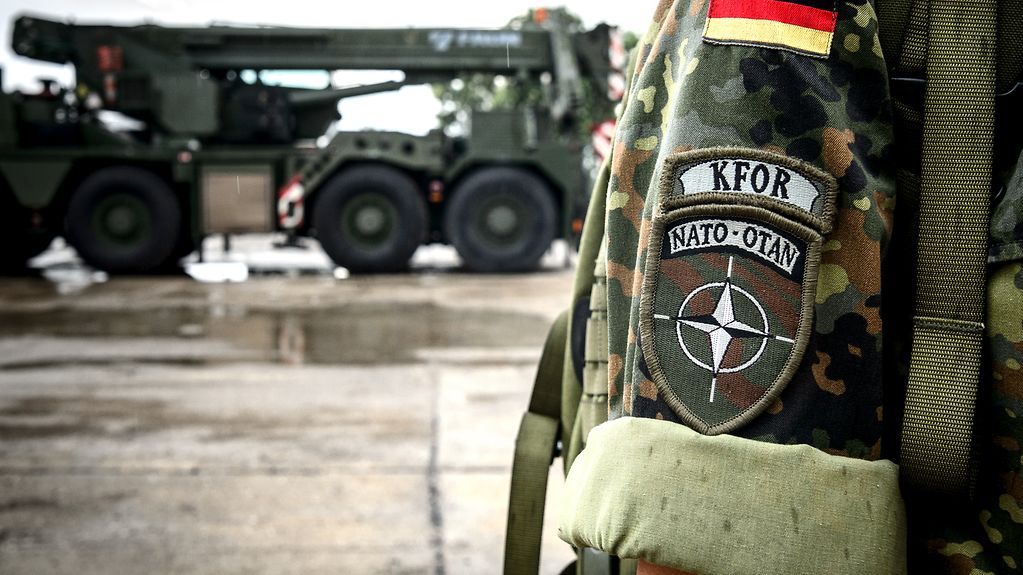 Soldatin trägt ein Ärmelabzeichen KFOR
