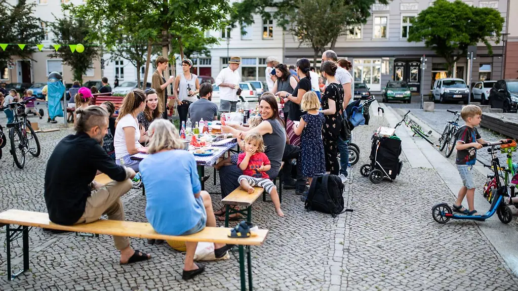 Nachbarn feiern zusammen den Tag der Nachbarn in Berlin.