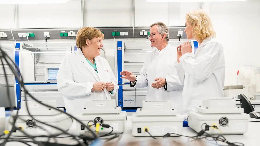 Bundeskanzlerin Angela Merkel und Manuela Schwesig, Mecklenburg-Vorpommerns Ministerpräsidentin, beim Besuch der Contogene AG.