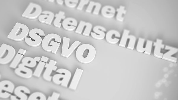 Schriftzüge Datenschutz DSGVO Internet Digital auf grauem Hintergrund