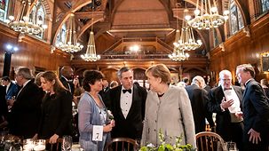 Bundeskanzlerin Angela Merkel im Gespräch mit dem Präsidenten der Harvard-Universität, Lawrence Bacow.
