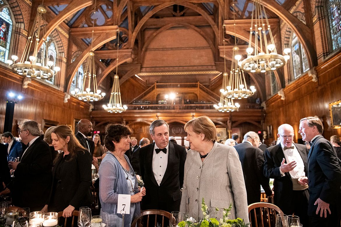 Bundeskanzlerin Angela Merkel im Gespräch mit dem Präsidenten der Harvard-Universität, Lawrence Bacow.