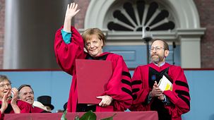 Bundeskanzlerin Angela Merkel bei der Verleihung der Ehrendoktorwürde der Univeristät von Harvard.