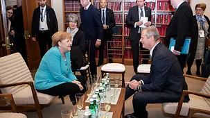 Bundeskanzlerin Angela Merkel im Gespräch mit dem Gouverneur von Massachusetts, Charles Baker.