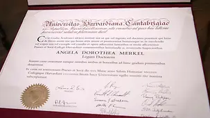 Die Urkunde der Ehrendoktorwürde.