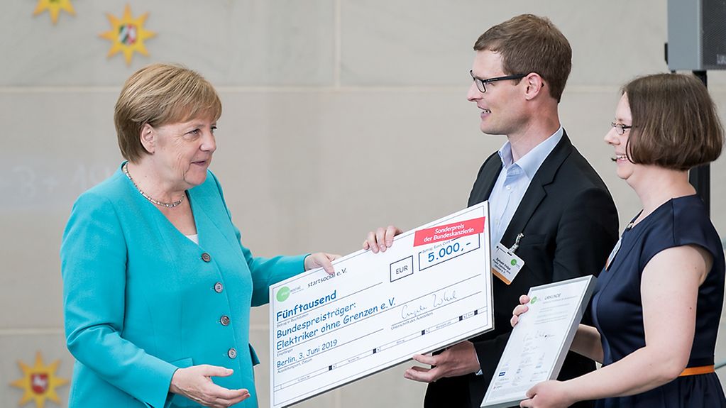 Bundeskanzlerin Angela Merkel mit den Preisträgern des Start-Social-Sonderpreises.