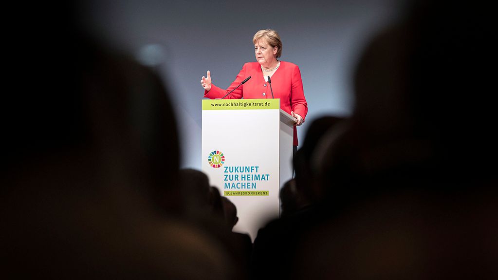 Merkel steht am Podium des Nachhaltigkeitsrates