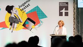 Parlamentarischen Staatssekretärin Rita Hagl-Kehl auf der Bühne des Wettbewerbs "Jugend testet"