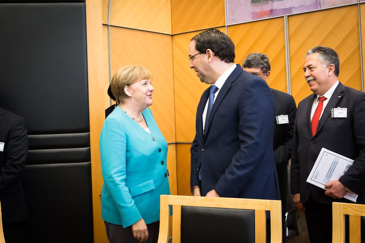 Bundeskanzlerin Angela Merkel wird bei der Ankunft zur 108. Internationalen Arbeitskonferenz begrüßt.