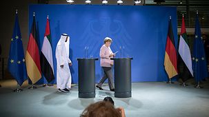 Kanzlerin Merkel und der Kronprinz von Abu Dhabi, Scheich Mohammed bin Zayed al Nahyan gehen zum Pressestatement.