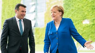 Bundeskanzlerin Angela Merkel begrüßt Zoran Zaev, Ministerpräsident der Republik Nordmazedonien.