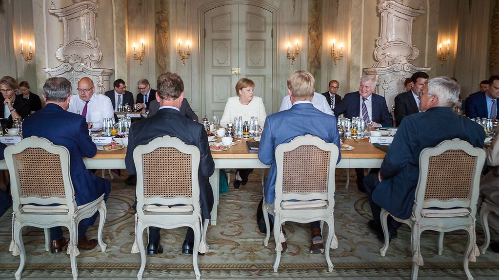 La chancelière fédérale Angela Merkel au début de l’« Entretien sur l’avenir » au château de Meseberg
